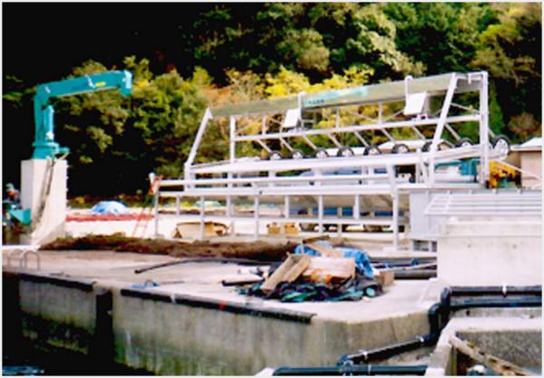 自動洗網機の前に網を用意します